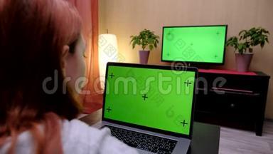 电视电脑绿屏女全高清.. 女人看电视，用绿色屏幕截图的电脑